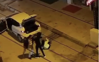 Bursa’nın Nilüfer ilçesinde bir erkek, tartıştığı kadını yol ortasında sürükledi.