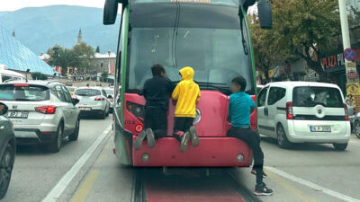 Bursa'da dört çocuk, seyir halindeki tramvayın arkasına tutunarak tehlikeli bir