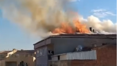 İnegöl'de 5 katlı bir apartmanın çatısında çıkan yangın korku dolu