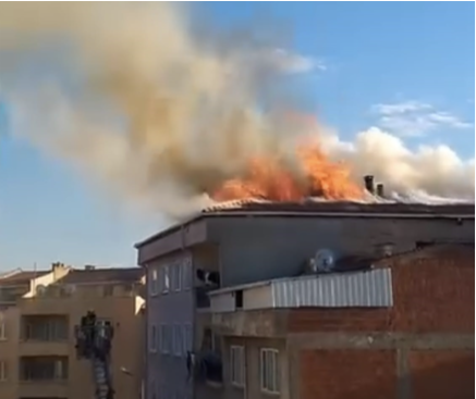 İnegöl'de 5 katlı bir apartmanın çatısında çıkan yangın korku dolu