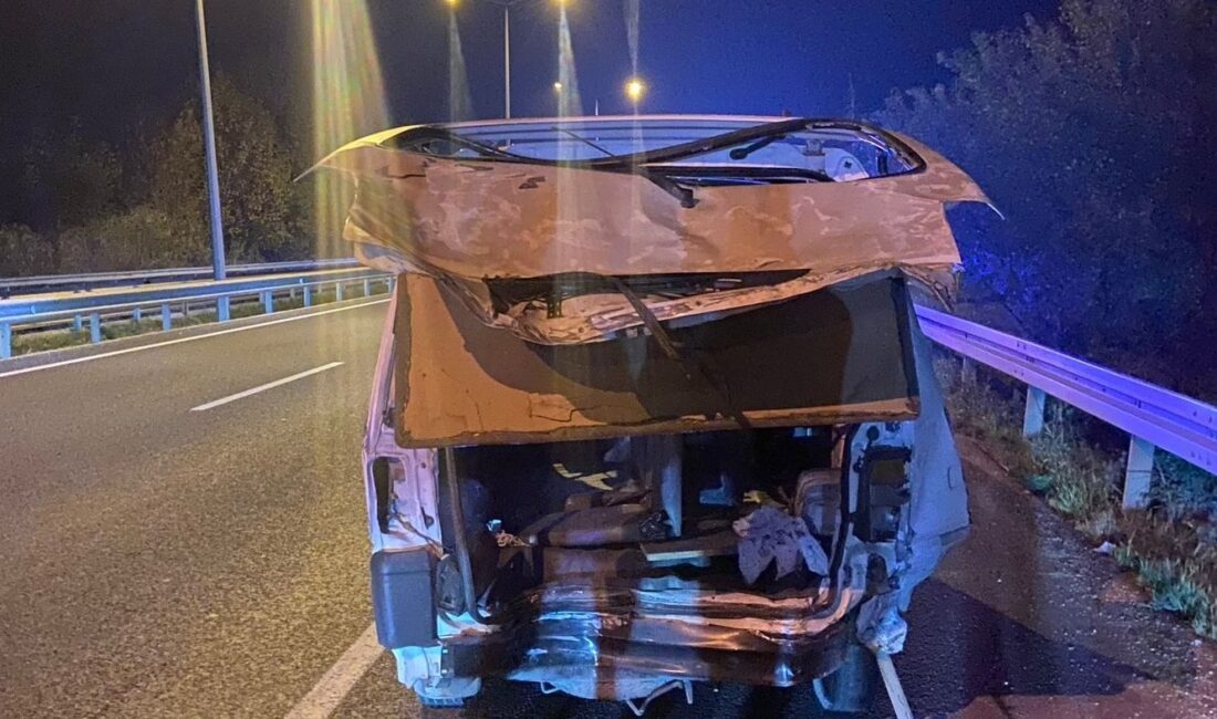 Bursa’nın İnegöl ilçesinde çekici kamyonetin hafif ticari araca çarpması sonucu