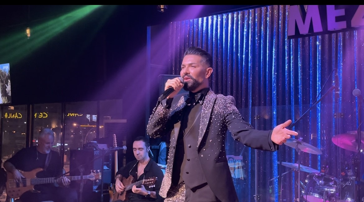 Bursa’nın sevilen sanatçısı Mehmet Çevik, önceki akşam verdiği konserle sahneyi