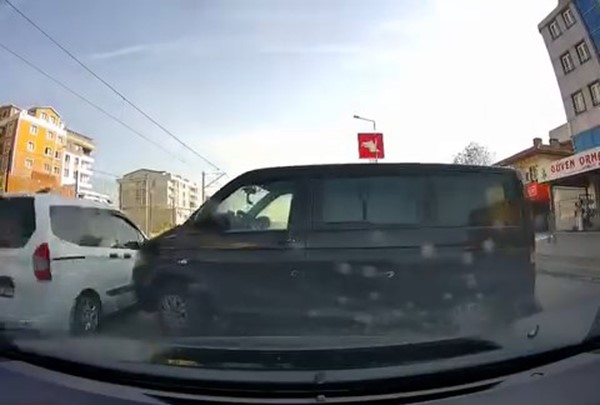 Bursa’da el freni çekilmeden park edilen minibüs, freni boşalınca üç