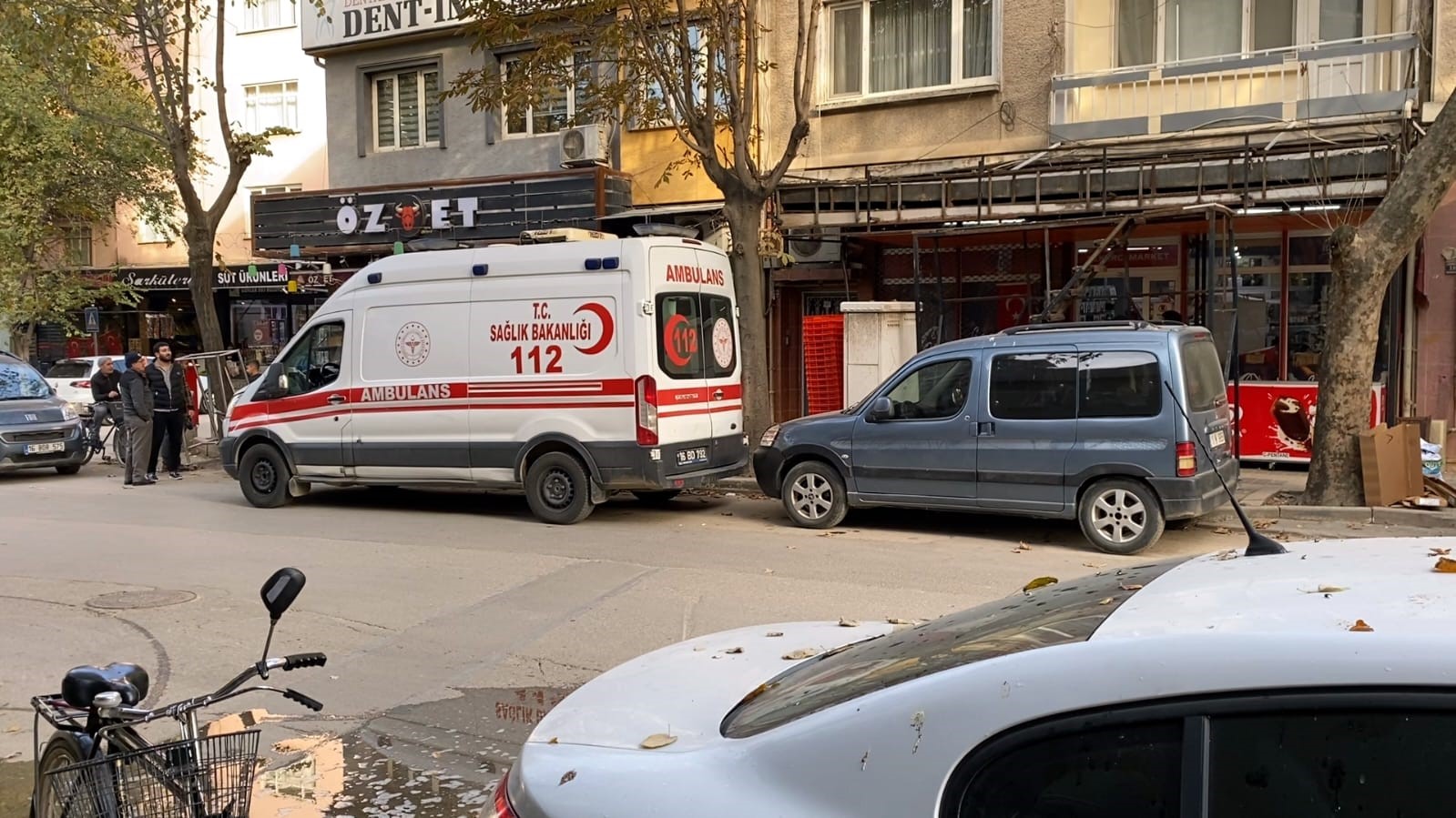 Bursa’nın İnegöl ilçesinde 88 yaşındaki Emin Özsoy, 1. kattaki balkonundan