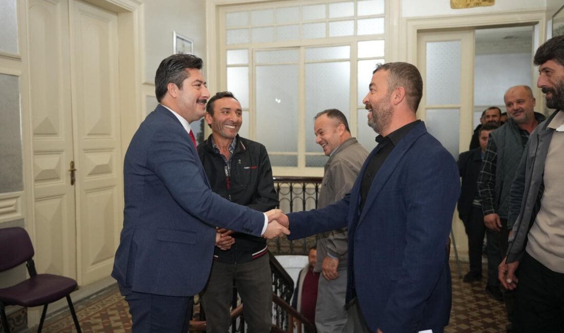 Yenişehir Belediye Başkanı Ercan Özel, Mahmudiye Mahallesi heyetini makamında ağırladı.