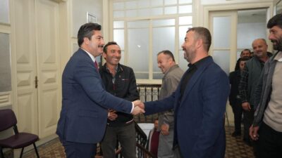 Yenişehir Belediye Başkanı Ercan Özel, Mahmudiye Mahallesi heyetini makamında ağırladı.