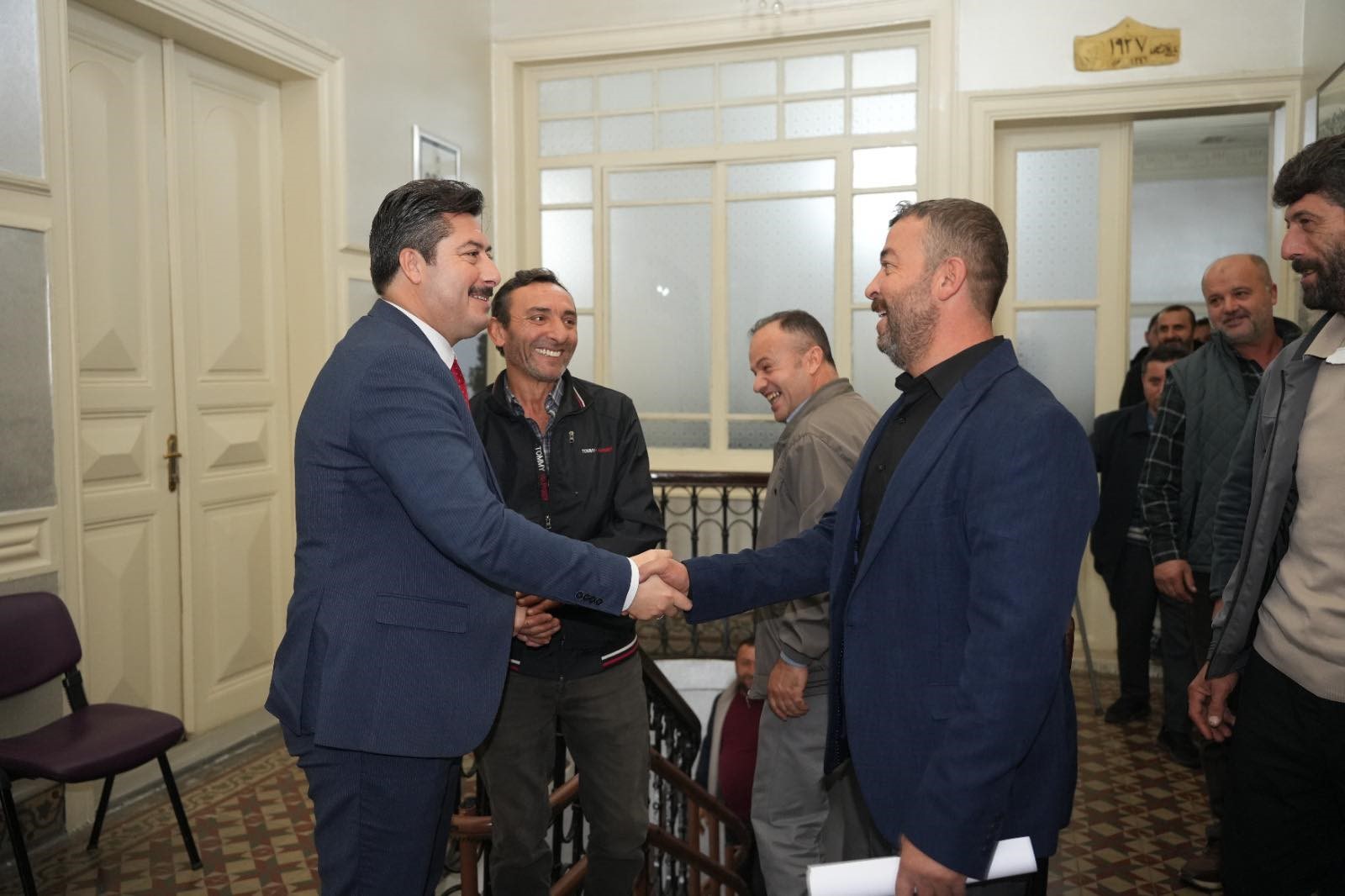 Yenişehir Belediye Başkanı Ercan Özel, Mahmudiye Mahallesi heyetini makamında ağırladı.