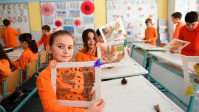 Osmangazi Belediyesi’nin Gündoğdu İlkokulu’nda düzenlediği “Sonbaharda Sanat Atölyesi” etkinliğinde öğrenciler,