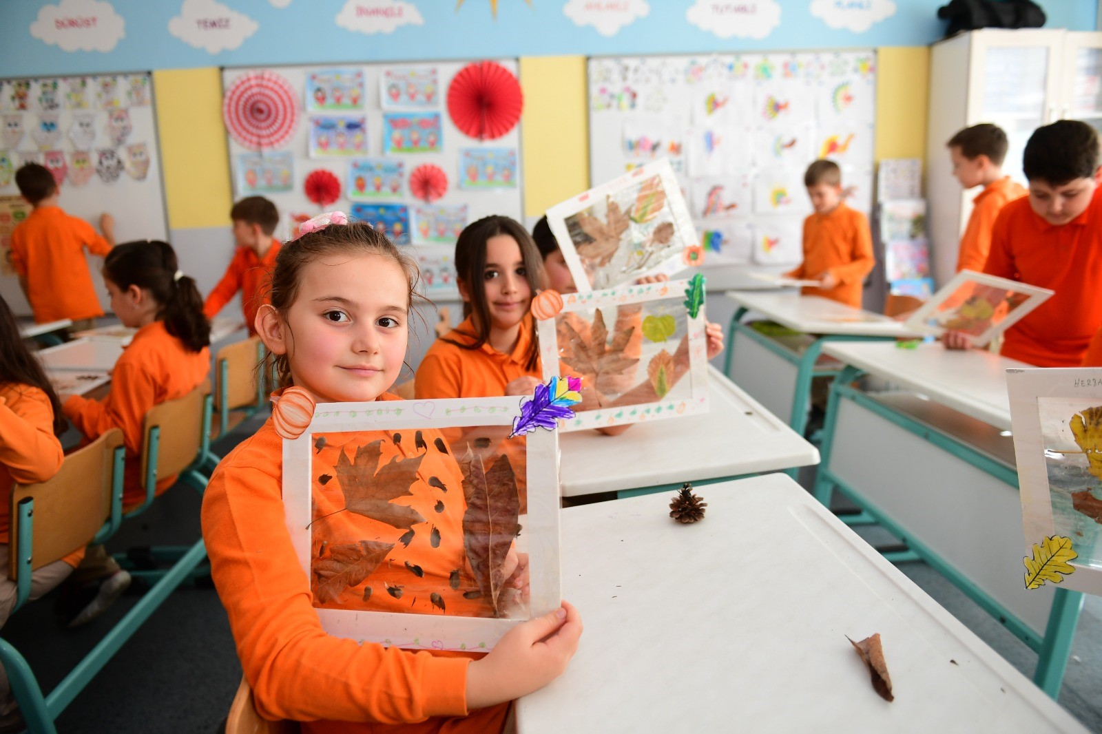 Osmangazi Belediyesi’nin Gündoğdu İlkokulu’nda düzenlediği “Sonbaharda Sanat Atölyesi” etkinliğinde öğrenciler,