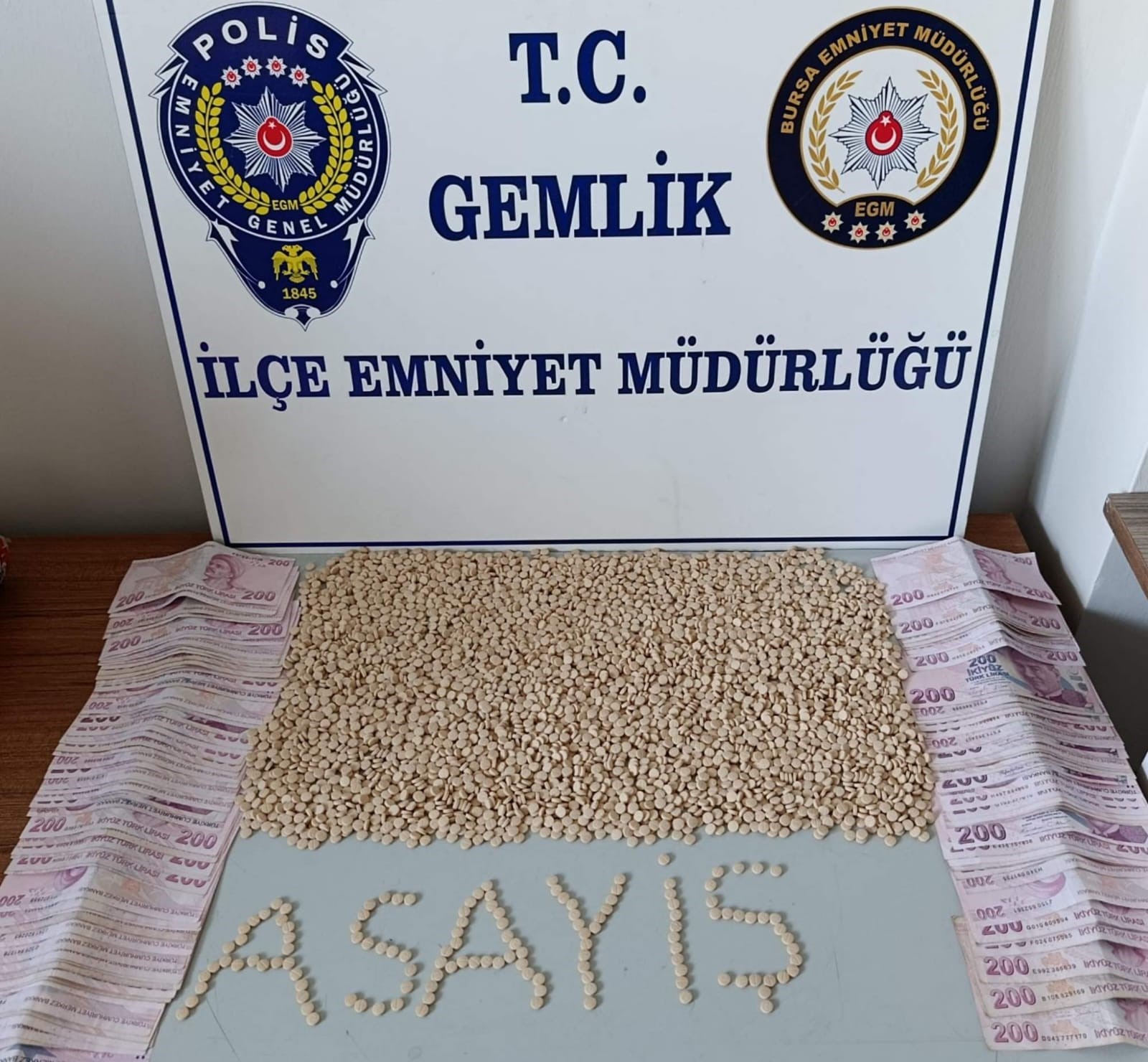Gemlik’te polis ekipleri, şüpheli gördükleri bir aracı durdurdu. Araçta yapılan