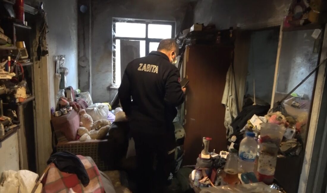 Nilüfer’de kötü kokuların yayıldığı bir evden, belediye ekipleri tarafından 2