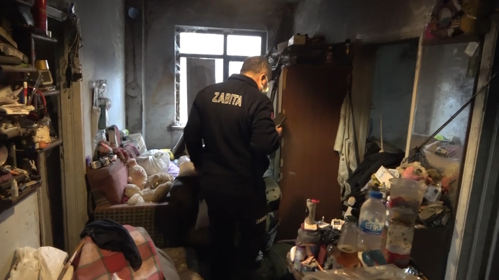 Nilüfer’de kötü kokuların yayıldığı bir evden, belediye ekipleri tarafından 2