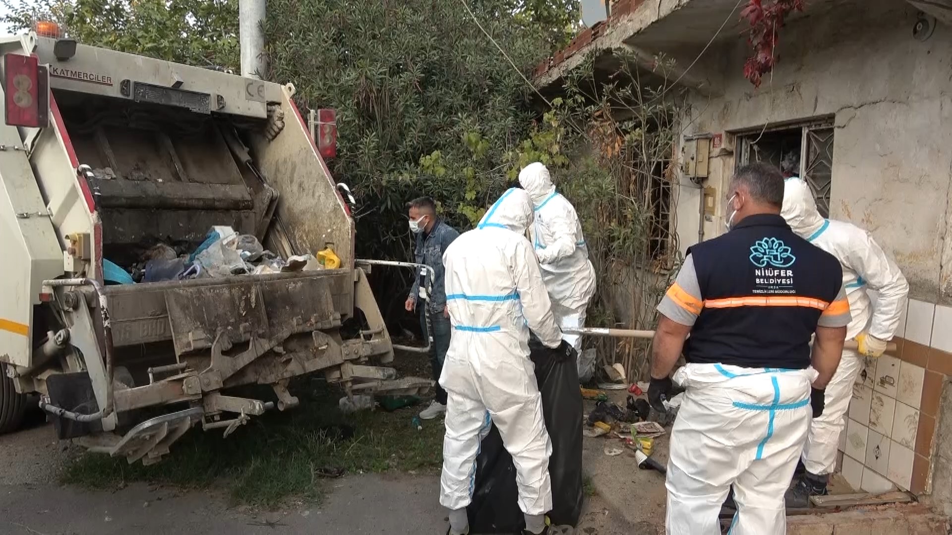 yalnız yaşayan adamın evinden 2 kamyon çöp çıktı 2 Bursam Medya -