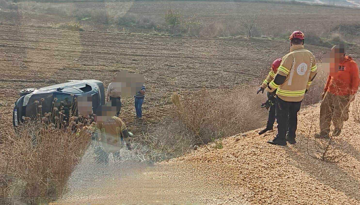 İnegöl’de eşiyle birlikte otomobil kullanma eğitimi yapan kadın sürücünün aracı