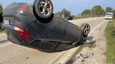 Mudanya’nın Kumyaka girişinde virajı alamayan otomobil kayalara çarparak ters döndü.