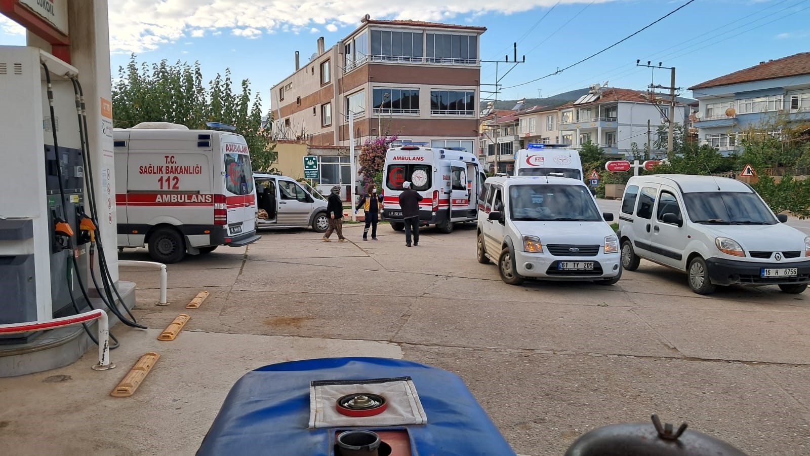 Bursa’nın İznik ilçesine bağlı Boyalıca Mahallesi’nde zeytin hasadı yapan 8