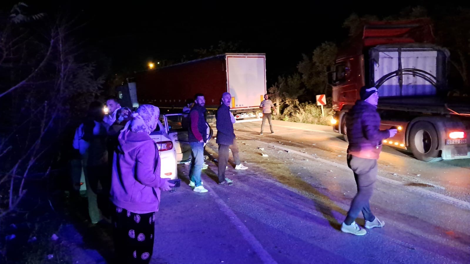 İznik’in Boyalıca Mahallesi’nde rulo saç yüklü bir tır ile otomobil