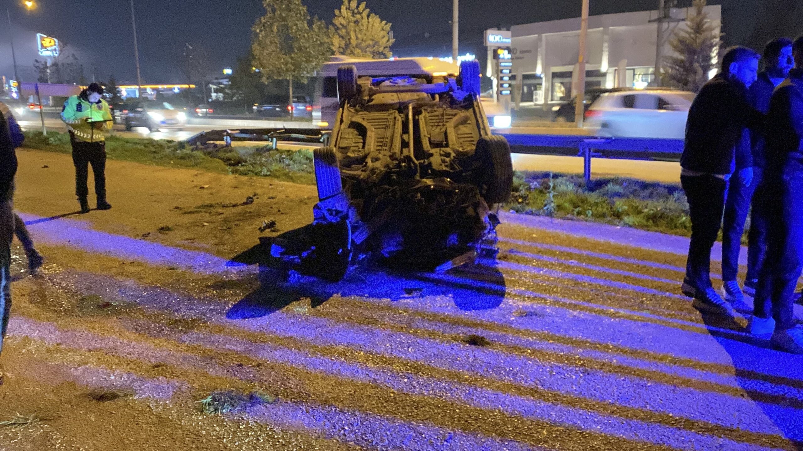 İnegöl girişinde kontrolden çıkan bir otomobil takla atarak yan yola