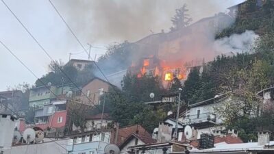 Osmangazi’nin Mollafenari Mahallesi’nde 2 katlı bir evde çıkan yangın söndürülürken,