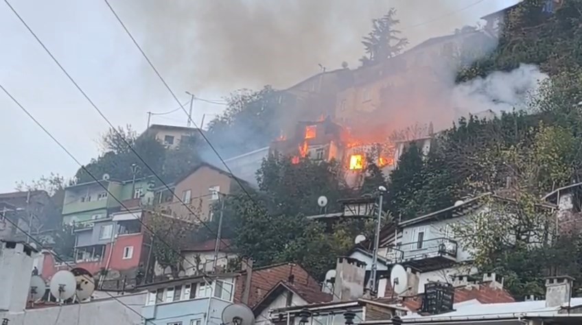 Osmangazi’nin Mollafenari Mahallesi’nde 2 katlı bir evde çıkan yangın söndürülürken,