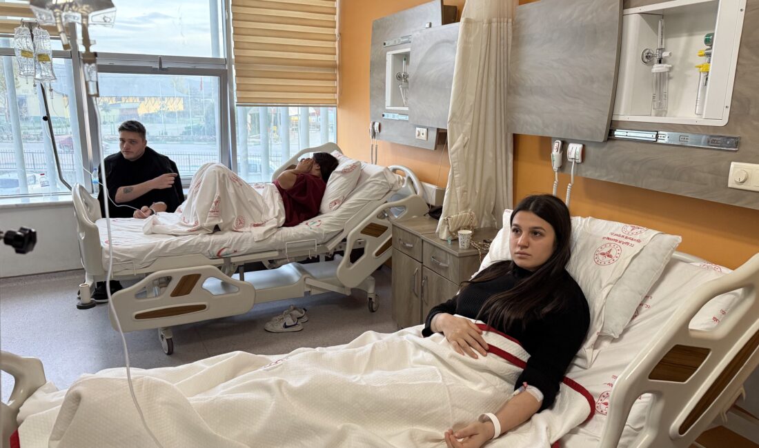 Tophane’de midye yedikten sonra fenalaşan 4 genç, kusma ve baş