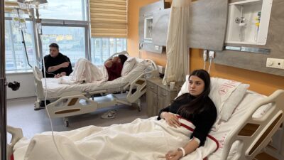 Tophane’de midye yedikten sonra fenalaşan 4 genç, kusma ve baş