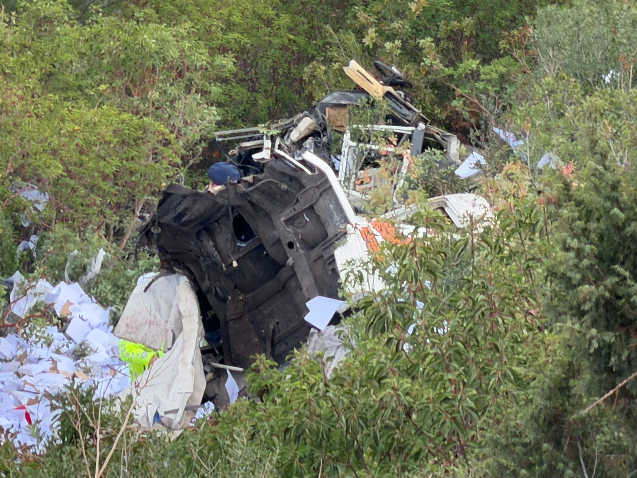 İznik-Yenişehir karayolunda malzeme yüklü bir tır uçuruma yuvarlandı. Sürücü Ramazan