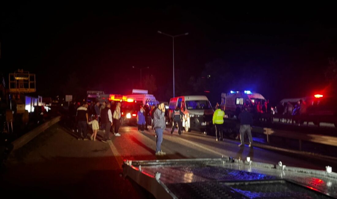 Bursa-Yalova Karayolu’nda 4 işçi servisi ile bir otomobilin karıştığı zincirleme