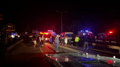 Bursa-Yalova Karayolu’nda 4 işçi servisi ile bir otomobilin karıştığı zincirleme