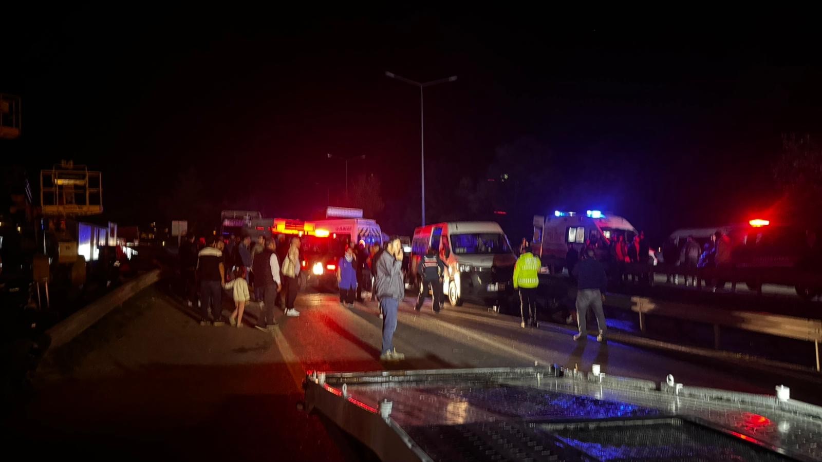 Bursa-Yalova Karayolu’nda 4 işçi servisi ile bir otomobilin karıştığı zincirleme