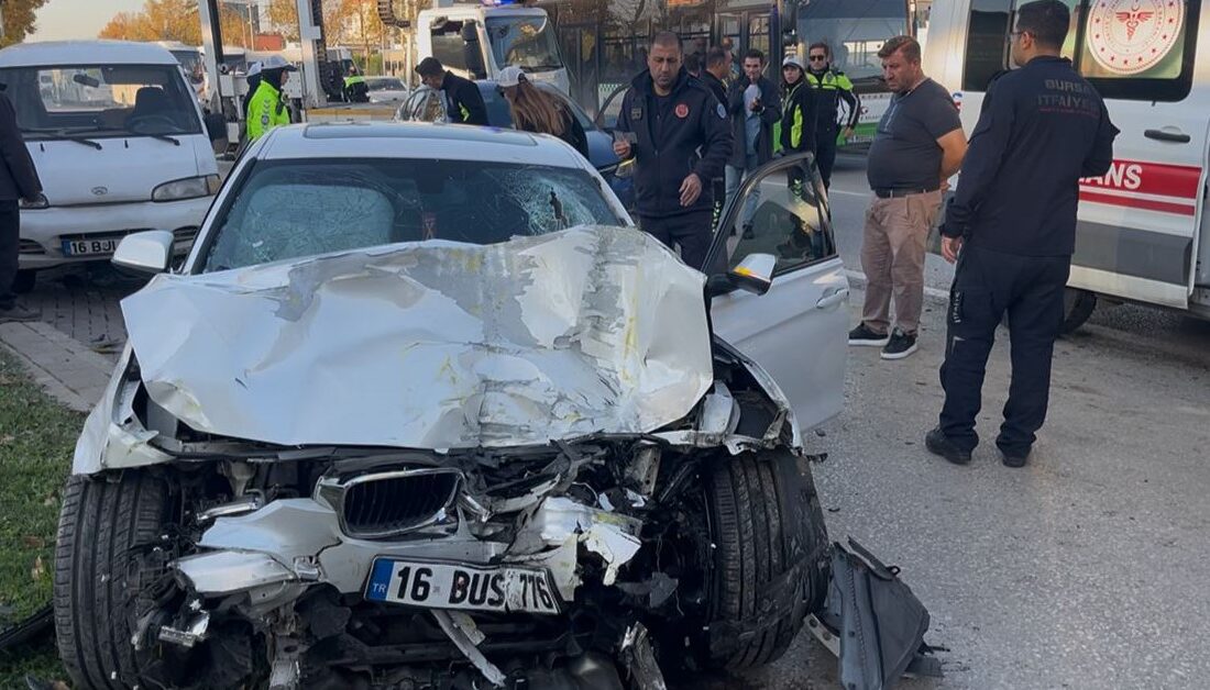 Nilüfer’de yarıştıkları iddia edilen iki otomobilin kontrolden çıkmasıyla 13 kişi