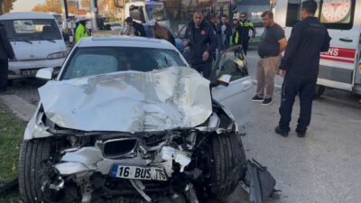 Nilüfer’de yarıştıkları iddia edilen iki otomobilin kontrolden çıkmasıyla 13 kişi
