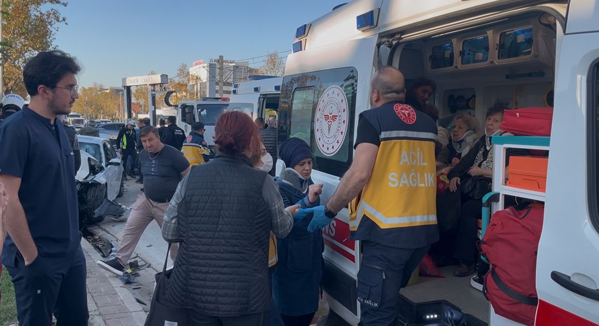 otomobil yarışı faciaya döndü: 13 yaralı 1 Bursam Medya -