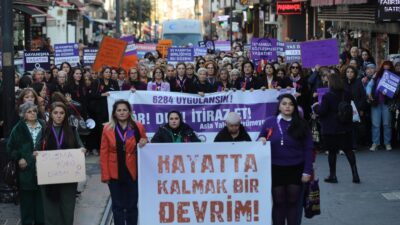 Bursa’da 25 Kasım kapsamında düzenlenen yürüyüşte kadınlar, şiddete karşı eşitlik