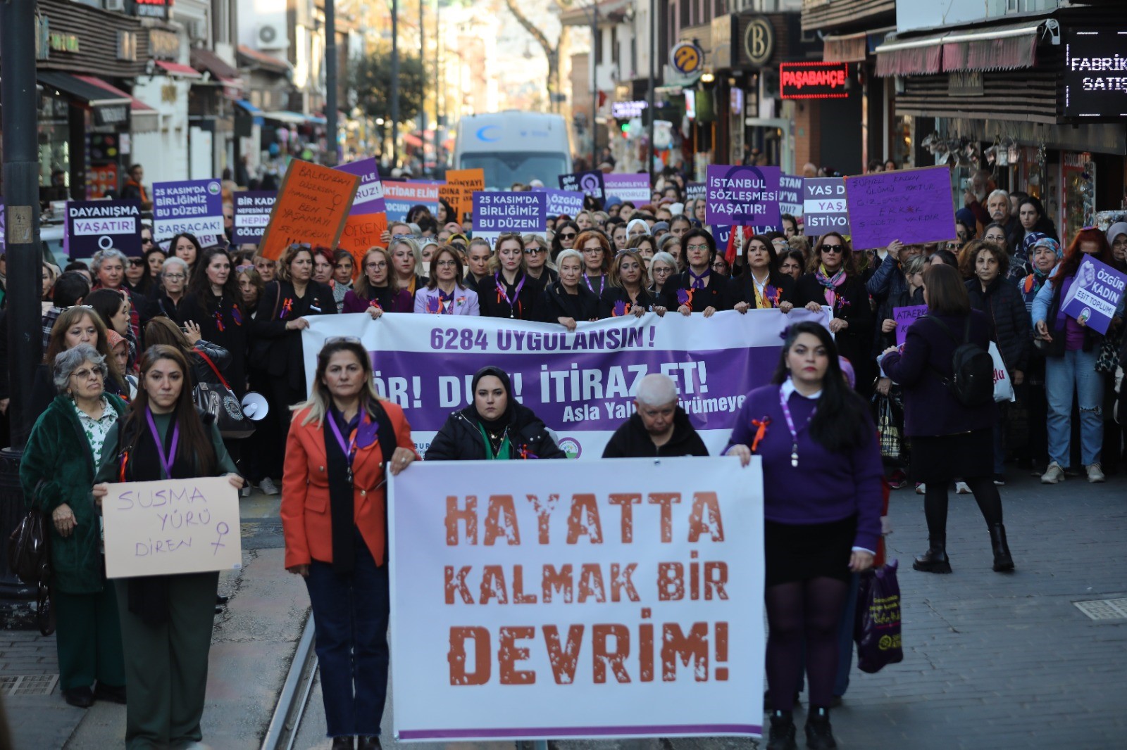 Bursa’da 25 Kasım kapsamında düzenlenen yürüyüşte kadınlar, şiddete karşı eşitlik