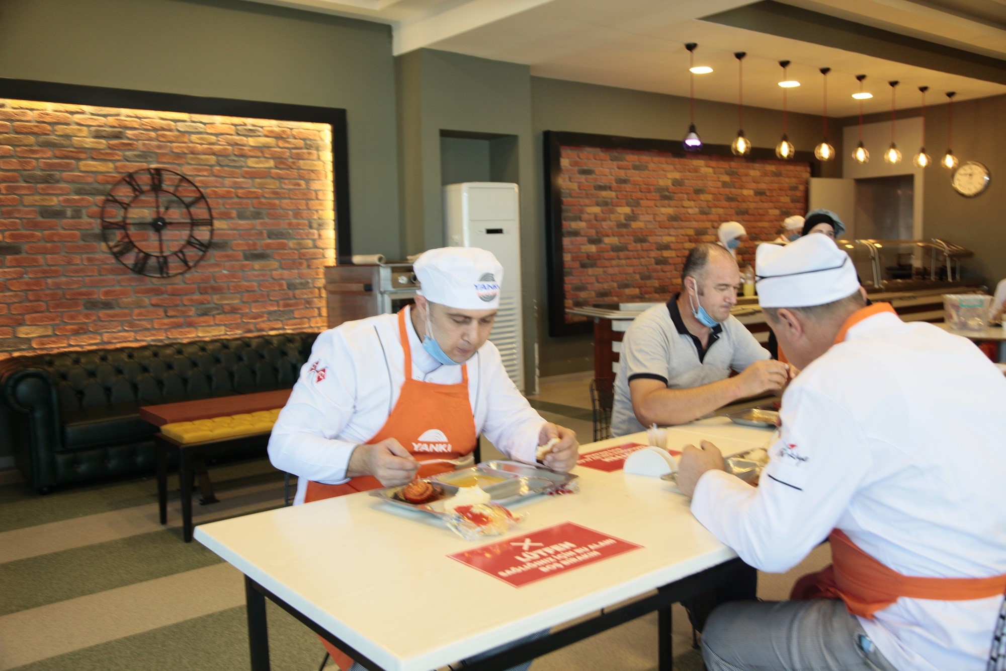 Art arda yaşanan toplu zehirlenme vakaları, endüstriyel yemek sektöründe ‘ucuzluk’