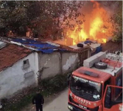 Yıldırım’daki müstakil bir evin bahçesinde çıkan yangın rüzgârın etkisiyle büyüyerek