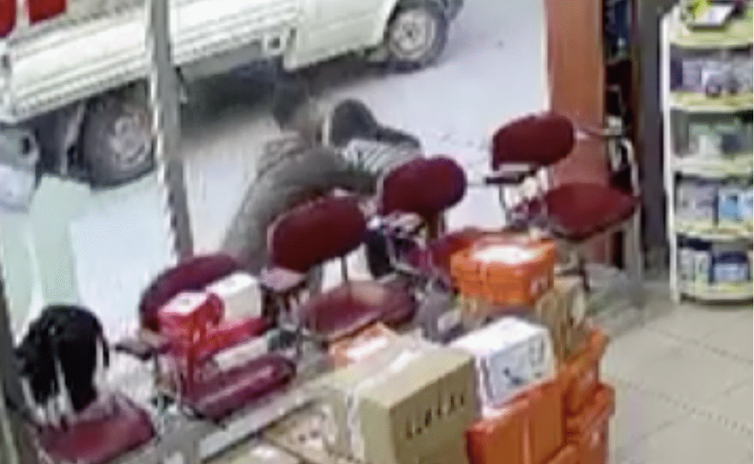 Yıldırım’da hava almak için dışarı çıkan eczane çalışanı genç kadın,