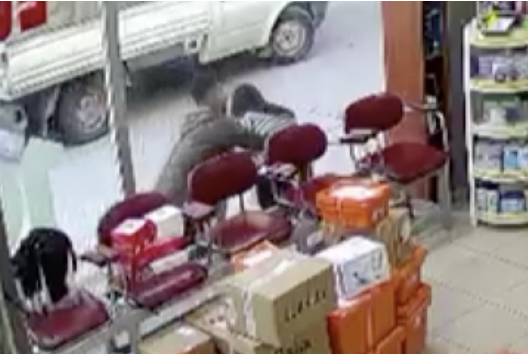 Yıldırım’da hava almak için dışarı çıkan eczane çalışanı genç kadın,