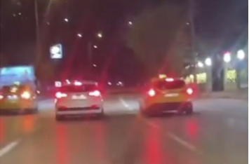 Bursa’da korsan taşımacılık yaptığı iddia edilen bir sürücü, taksiciler tarafından
