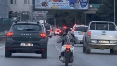 Bursa’nın Nilüfer ilçesinde plakasız bir motosiklet sürücüsü, yoğun trafikte motorunun