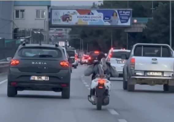 Bursa’nın Nilüfer ilçesinde plakasız bir motosiklet sürücüsü, yoğun trafikte motorunun