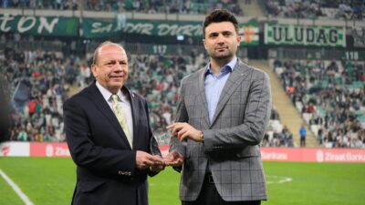 Bursaspor’da forma göğüs sponsoru Bosbir Enerji’nin ödemelerini yapmaması üzerine Başkan