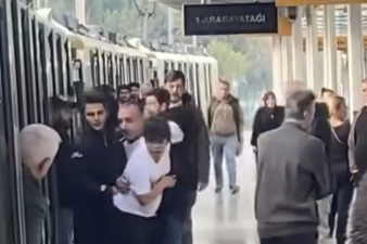 Bursa metrosunda bir yolcu ile genç arasında koltuk tartışması çıktı.
