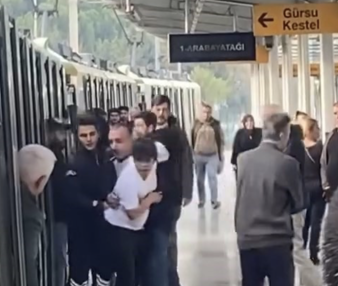 Bursa metrosunda bir yolcu ile genç arasında koltuk tartışması çıktı.