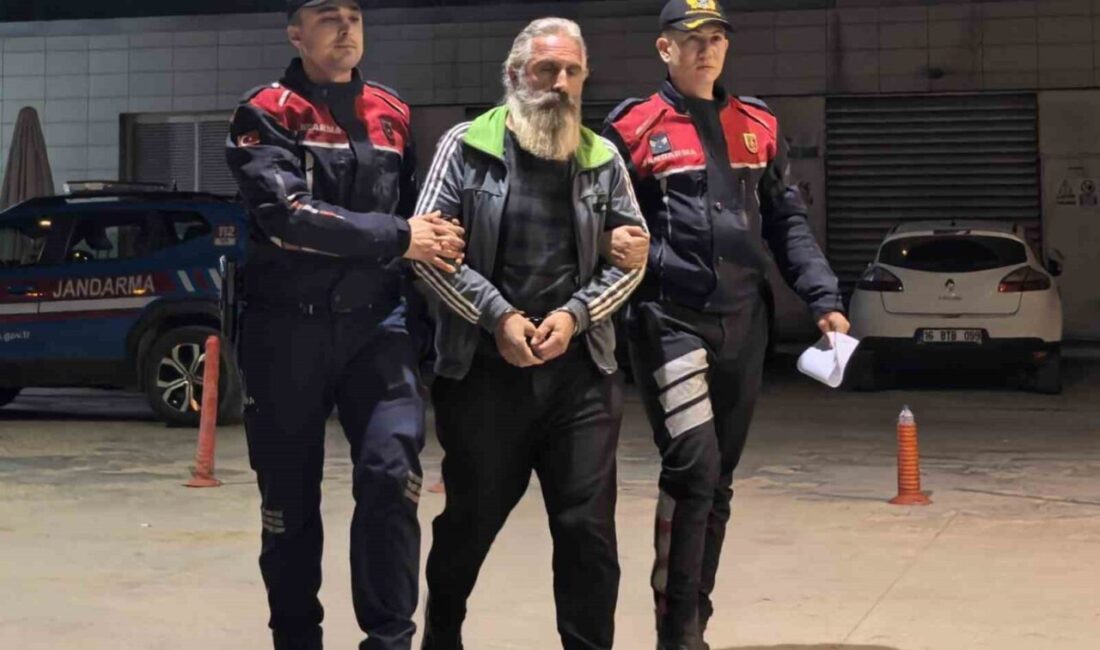 Bursa’nın İnegöl ilçesinde jandarma ekipleri, pazarda organik baharat tezgâhı arkasında