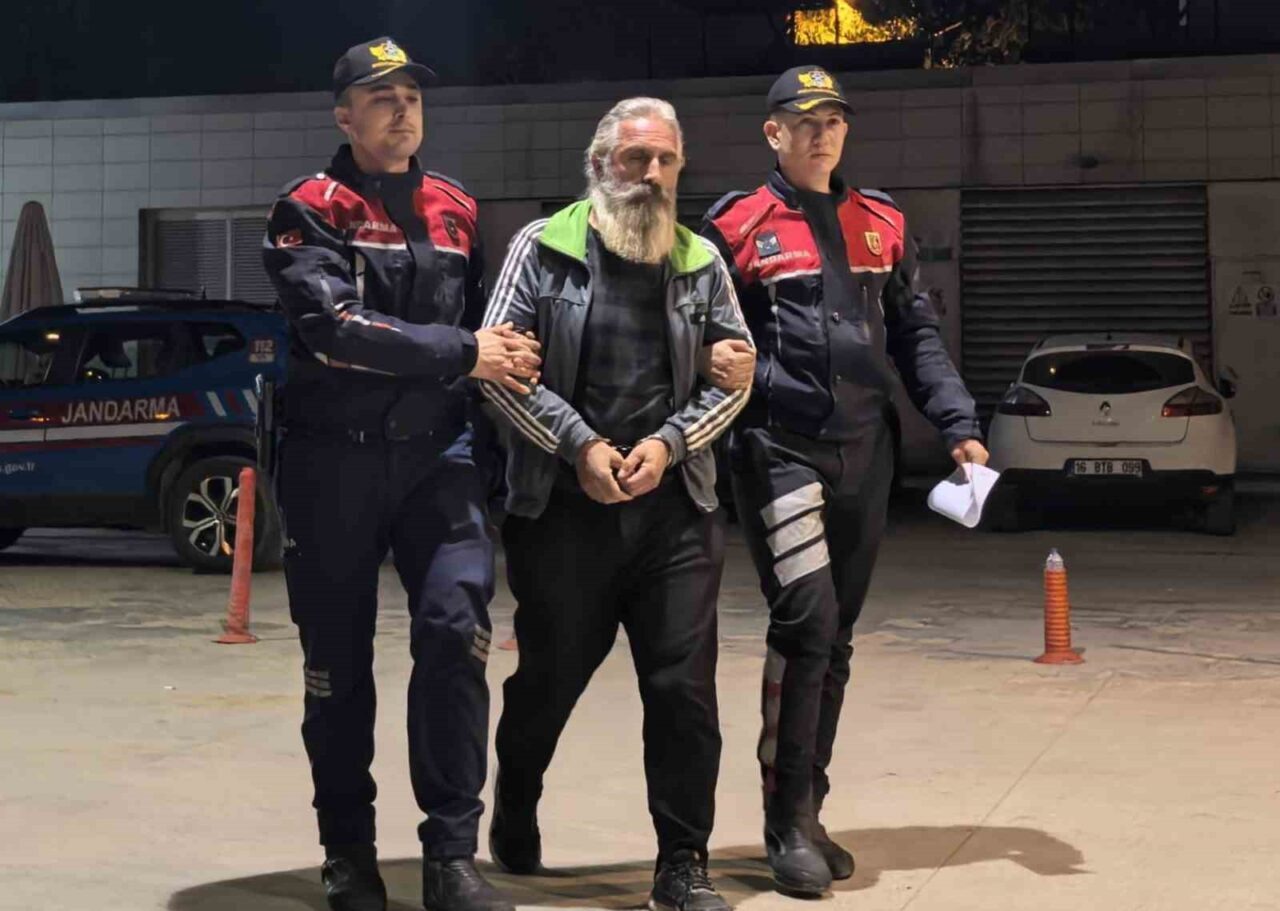 Bursa’nın İnegöl ilçesinde jandarma ekipleri, pazarda organik baharat tezgâhı arkasında