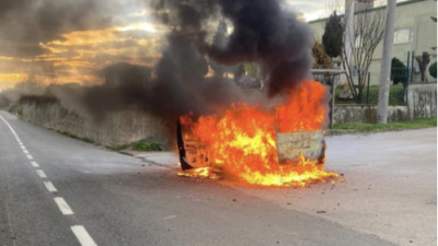 negöl’de seyir halindeki bir otomobil motor bölümünden alev alarak yanmaya