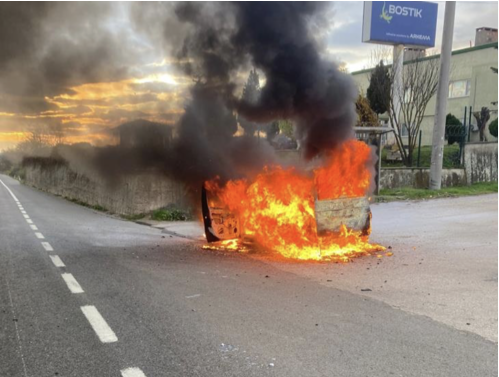 negöl’de seyir halindeki bir otomobil motor bölümünden alev alarak yanmaya