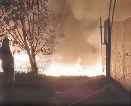 Bursa’nın Yıldırım ilçesinde trafoda çıkan yangın, kısa sürede büyüyerek yanında